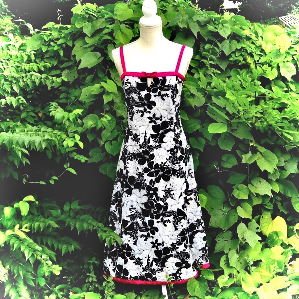ROBBIE BEE | 10 | NWT PIN-UP SIGNATURE Black White Pink Floral Cupcake Bodice